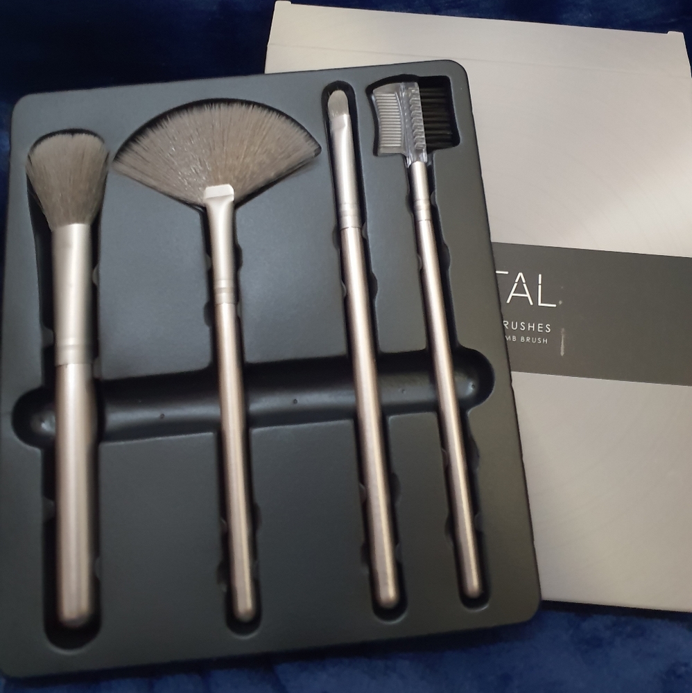 PIVOTAL Set of 4 Facial Brushes - New